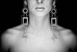 Nella foto: orecchini forma geometrica del designer Gianni De Benedittis