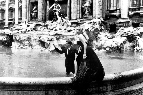 Anita Ekberg e Marcello Mastroianni in "La Dolce Vita" sullo sfondo della celebre Fontana di Trevi
