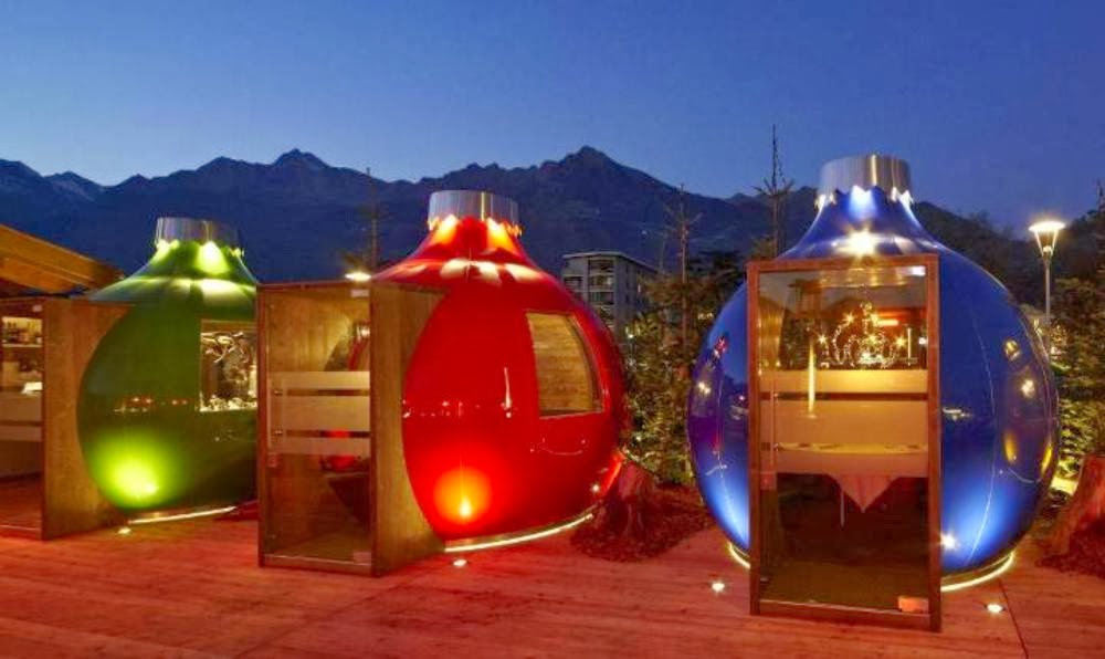 Merano - Piazza Terme le “Kugln-Terme” Le sfere natalizie dove poter gustare le specialità locali