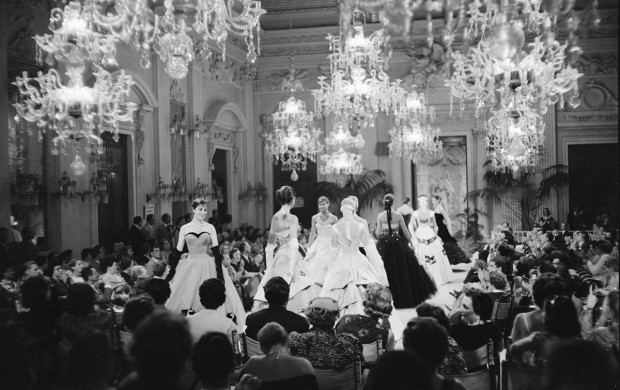  Sfilata nella Sala Bianca, Palazzo Pitti, Firenze, 1955 - Photo Archivio Giorgini, Firenze© courtesy press office V&A