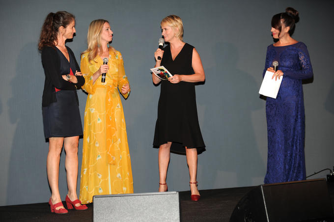 Un momento della premiazione con Costanza Cavalli Etro, Jeanne Reeve, Verde Visconti e Paola Maugeri.