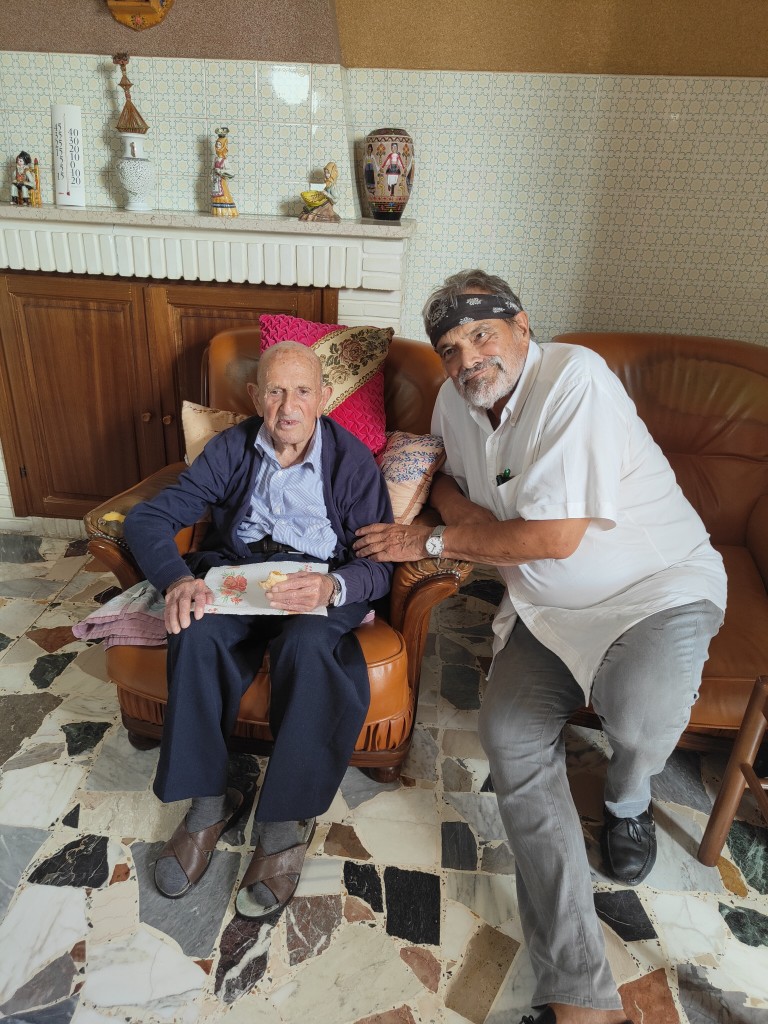 mario-firino-di-102-anni-di-villagrande-strisaili-e-oliviero-toscani