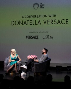 Donatella Versace in visita al Los Angeles LGBT Center