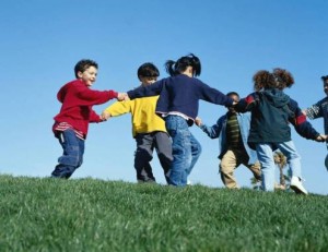  Bambini che giocano all'aria aperta