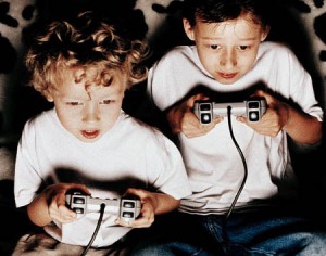 Bambini che giocano con la Play Station