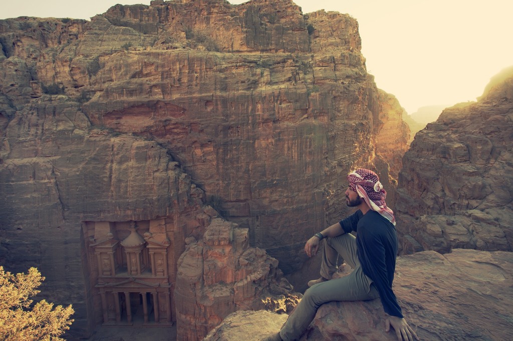Petra - Giordania: la tomba del Tesoro nel Siq vista dall'alto. Courtesy of Carlos Solito