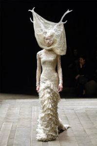 Alexander McQueen F/W 2006/07. Credits: firstVIEW