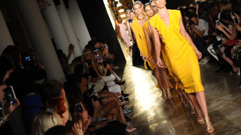 Smartphone in passerella alla New York Fashion Week (Photo: Albert Urso/Getty Images)