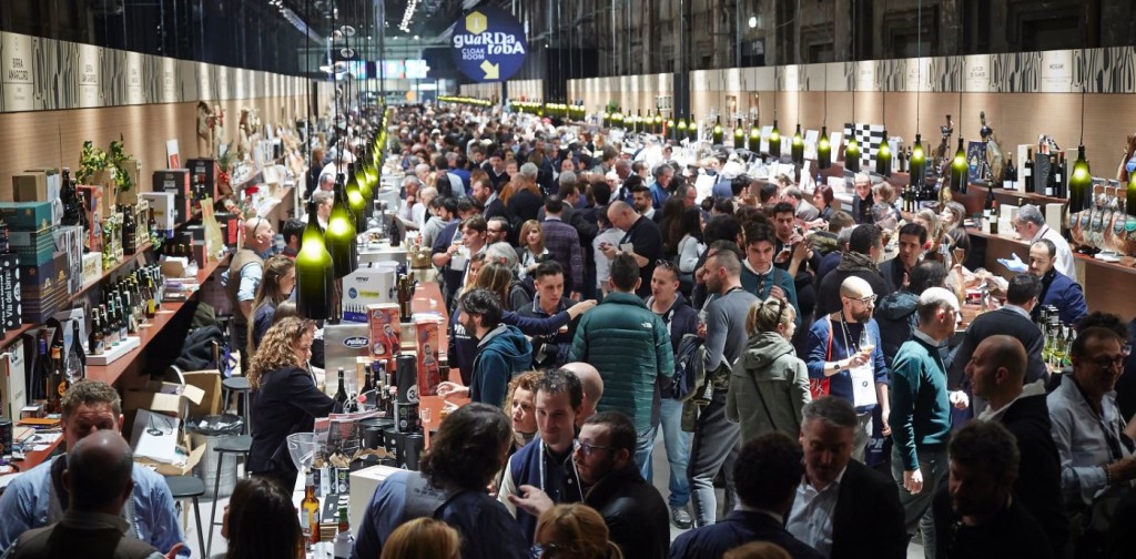 I visitatori assaggiano le prelibatezze delle scorse edizioni di Taste (ph Pitti)