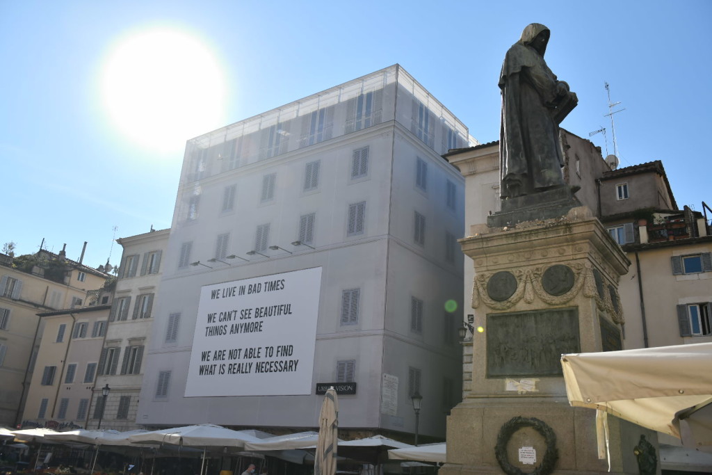 La maxi affissione a Campo de' Fiori_credits Courtesy of Press Office