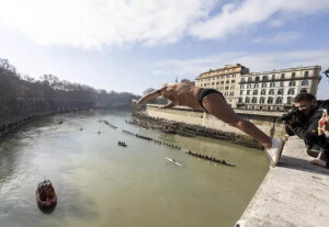 Il tuffo nel Tevere di Mister Ok