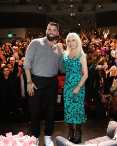 Donatella Versace in visita al Los Angeles LGBT Center