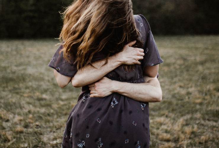 persone che si abbracciano 