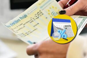 Un vecchio buono fruttifero postale e, in evidenza, un calendario con una calcolatrice e una percentuale