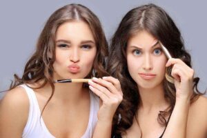due ragazze con i trucchi in mano
