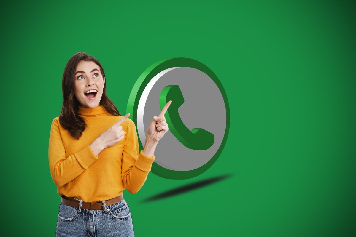 donna stupita che indica logo di whatsapp