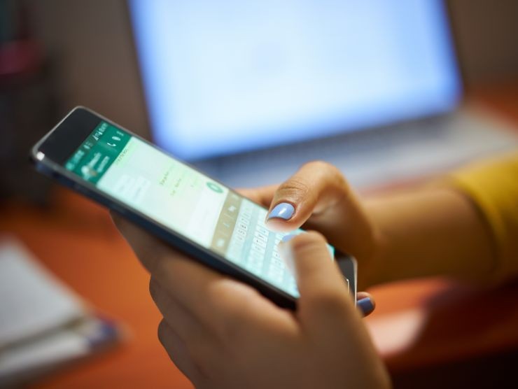 donna che manda messaggio con whatsapp
